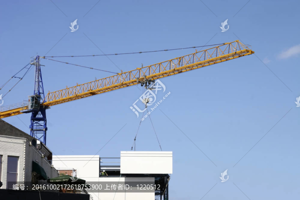 一種用于建筑中的大型起重機(jī)