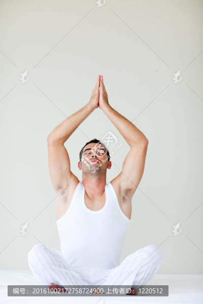 年輕人在床上做冥想