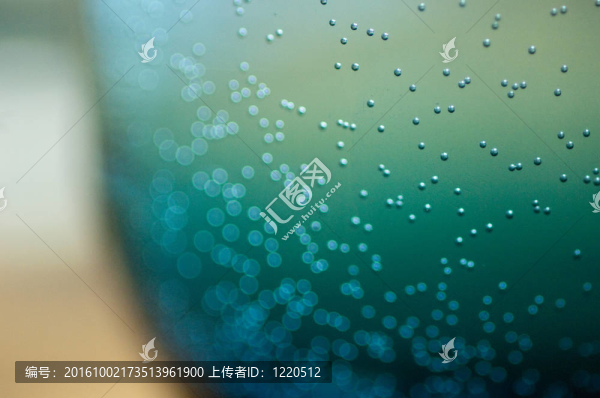 反射在玻璃上