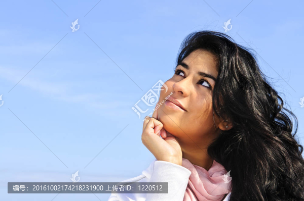 美麗的年輕女人抬頭