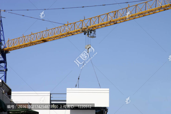 一種用于建筑中的大型起重機(jī)