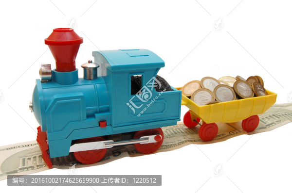 在白色背景上攜帶硬幣的玩具火車