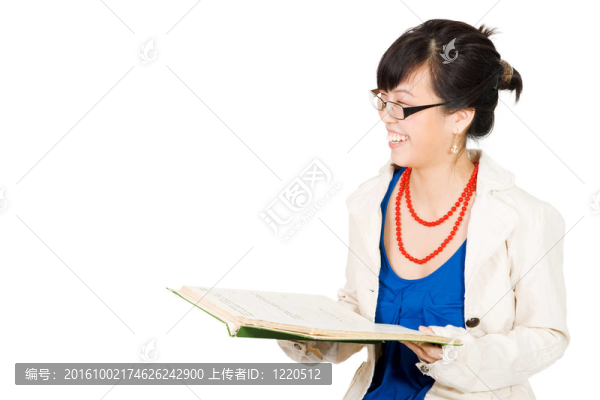 女人一邊笑一邊看書