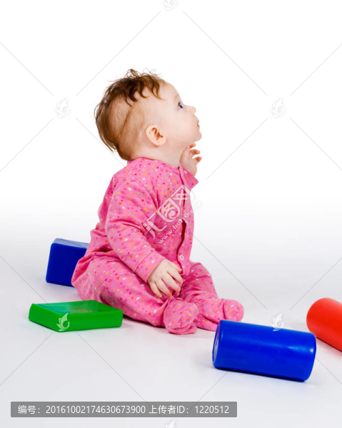 帶玩具積木的嬰兒
