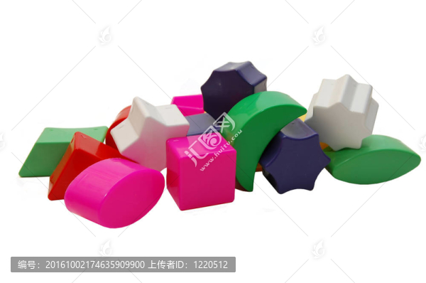 白色背景上的塑料多色幾何圖形