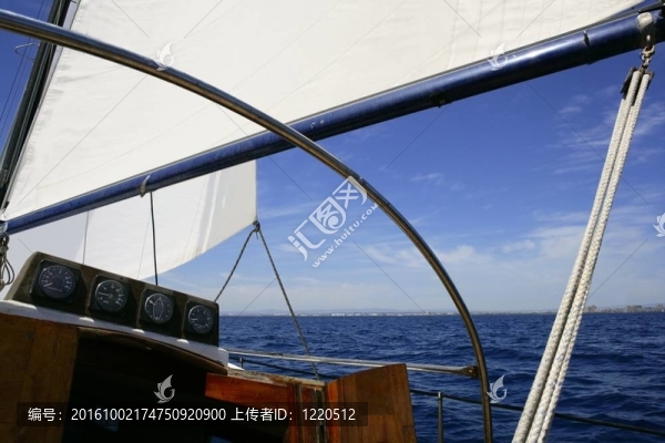 在陽(yáng)光明媚的夏日，帆船的藍(lán)色海洋