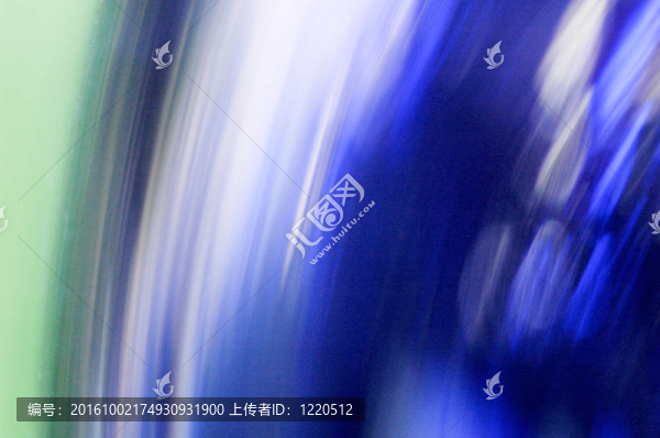 反射在玻璃上