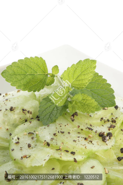 黃瓜沙拉配新鮮辣椒和檸檬膏