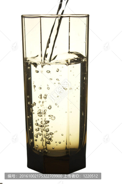 水倒進玻璃