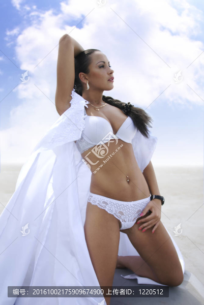 海邊的漂亮女人