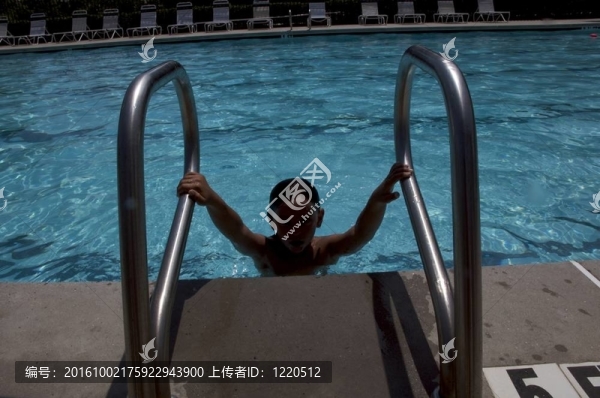 小男孩在游泳池玩