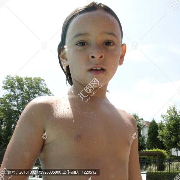 小男孩在游泳池玩