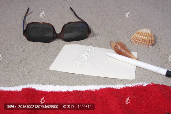 在海灘上寫明信片