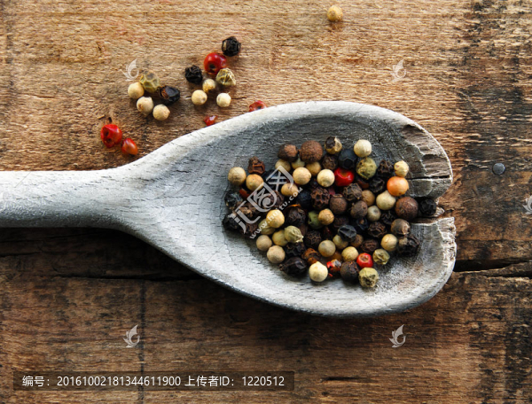 在一個(gè)木制的勺子五顏六色的胡椒