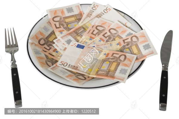 五十歐元紙幣在盤子上用刀叉
