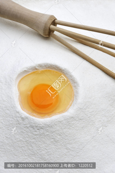 面粉和雞蛋準備攪拌