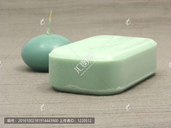 綠色背景上的綠色肥皂和綠色蠟燭