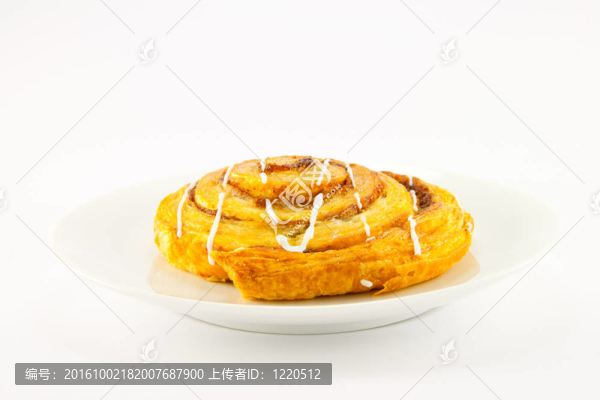 白色盤子上的肉桂面包