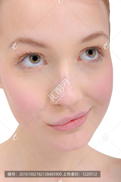 特寫描繪一位年輕漂亮女性的思維