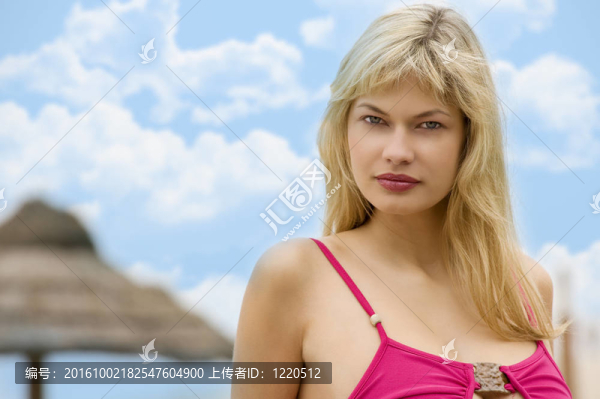 海灘上的金發(fā)女人