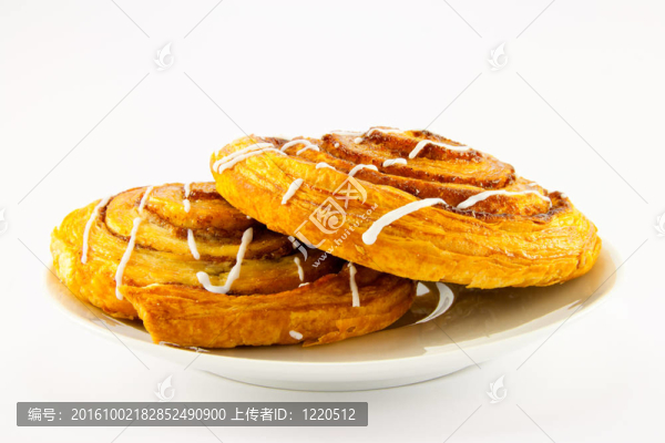 在白色盤子上的兩個(gè)肉桂面包