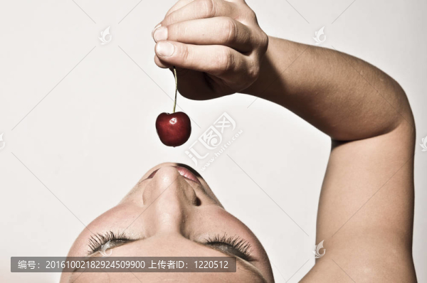 女人感官品嘗櫻桃