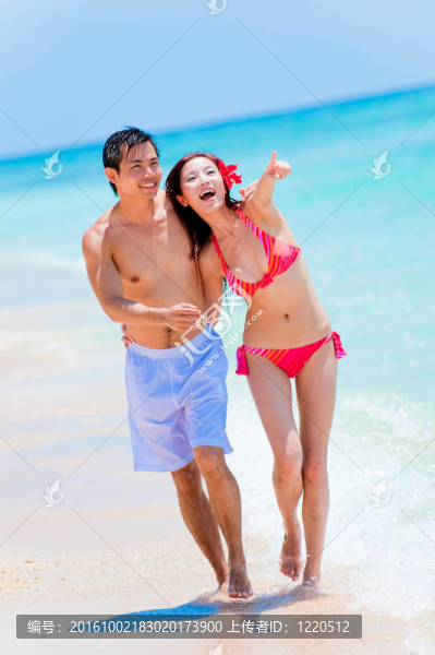 夫婦在海灘