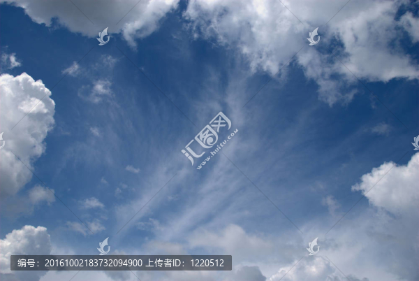 藍(lán)色的天空帶著云彩
