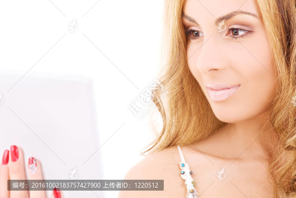 帶著筆記本電腦的快樂女人