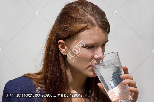 職業(yè)女性飲用冰水
