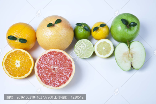 白色背景上的水果