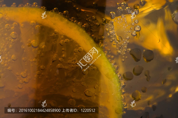 檸檬和冰的可樂杯