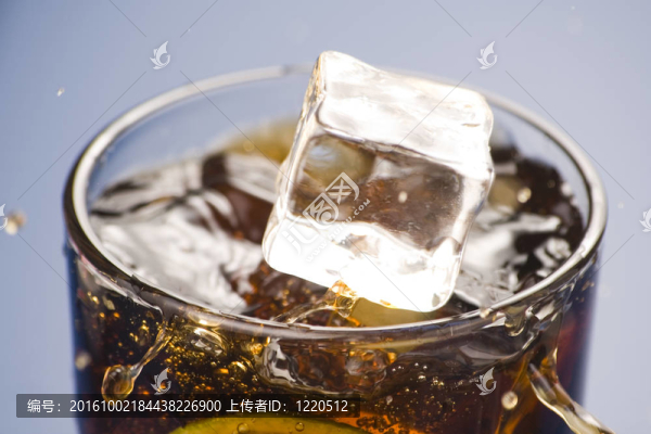 檸檬和冰的可樂杯
