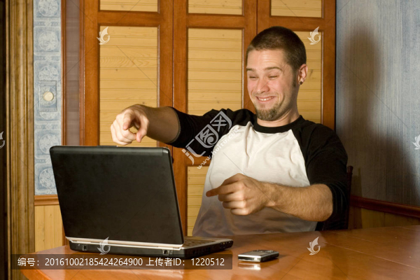 幸福的男人指著電腦屏幕