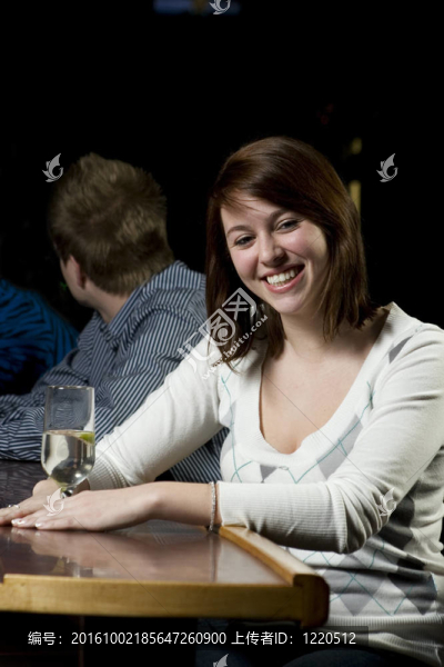 酒吧里的年輕女人