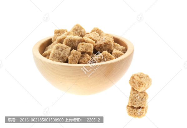 木碗里的棕色的糖