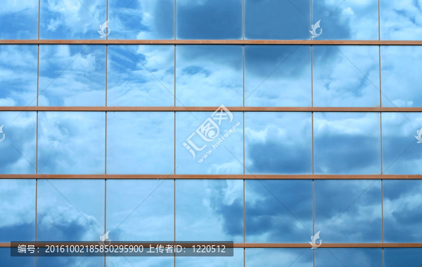 美麗的云映在窗戶上
