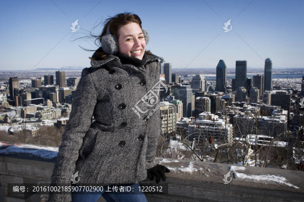 站在了望臺的女人