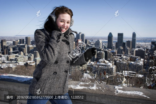 在寒冷的冬日里微笑的女人