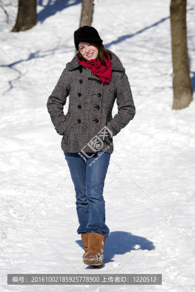 雪中行走的女人