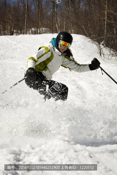 對(duì)邊坡停止女孩的滑雪者