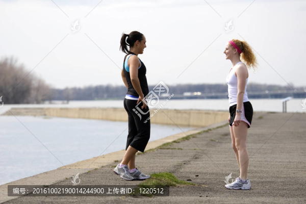 兩個(gè)年輕女子在準(zhǔn)備慢跑