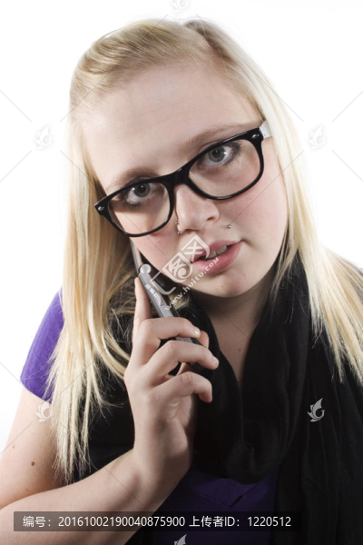 手機上的年輕金發(fā)女郎
