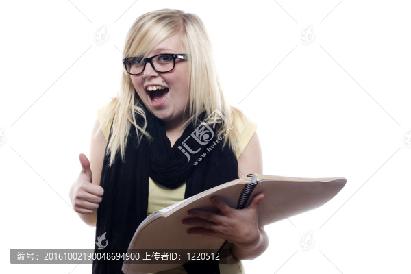 年輕金發(fā)學(xué)生興奮學(xué)習(xí)