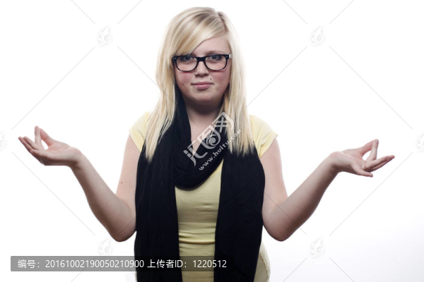 年輕的金發(fā)女郎在冥想的位置