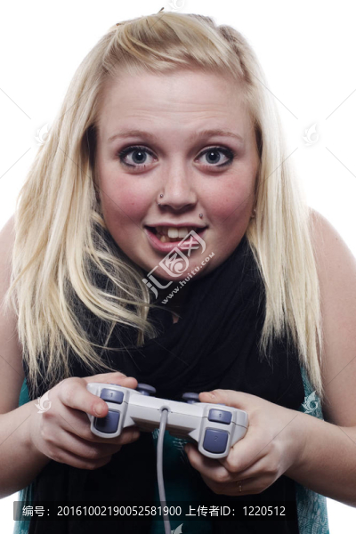 年輕金發(fā)女孩玩電子游戲