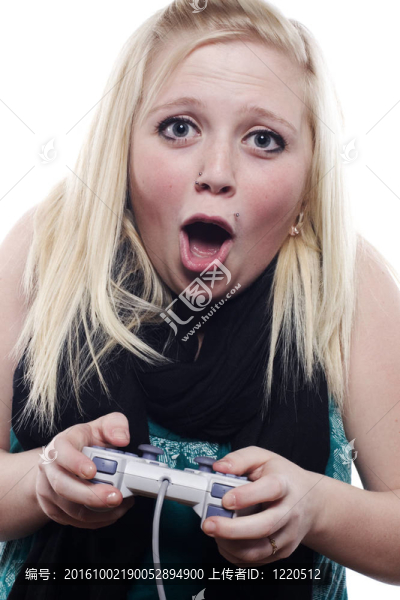 年輕金發(fā)女孩玩電子游戲
