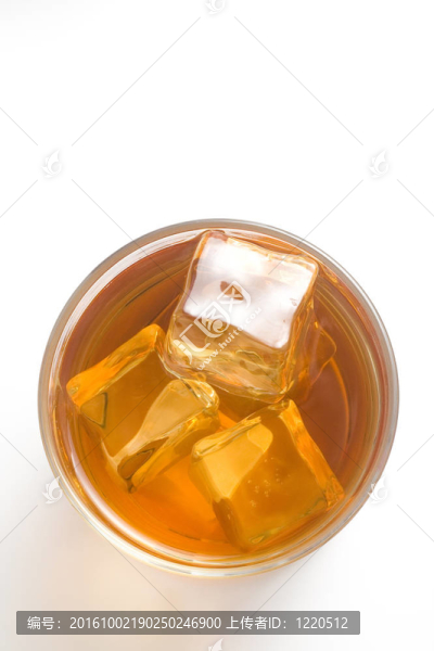含酒精的飲料和冰塊