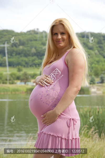 孕婦放松的湖