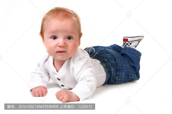 驚訝的小男孩趴在他的肚子上